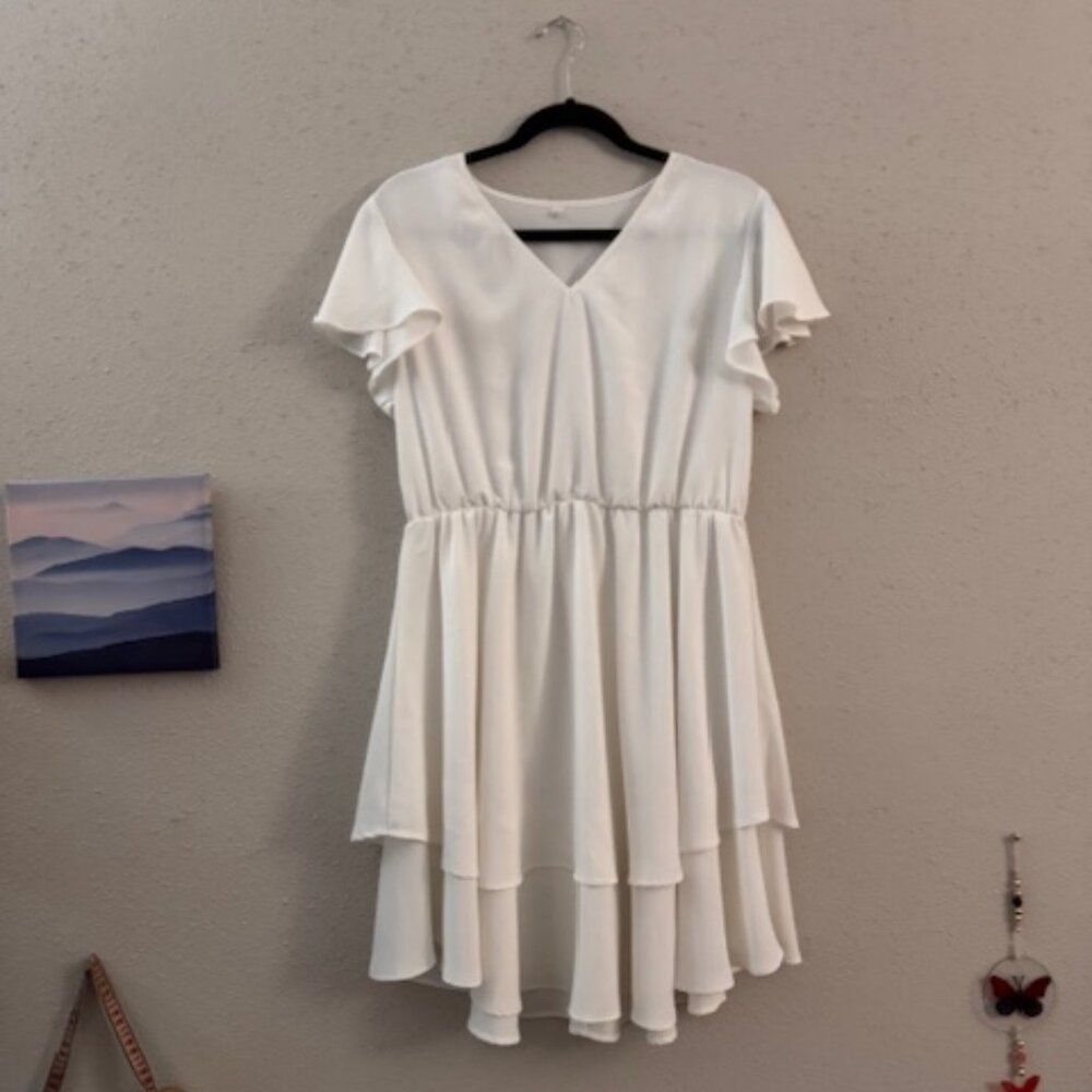 Vestido Blanco con Escote en V y Falda en Capas (Elegant white dress)